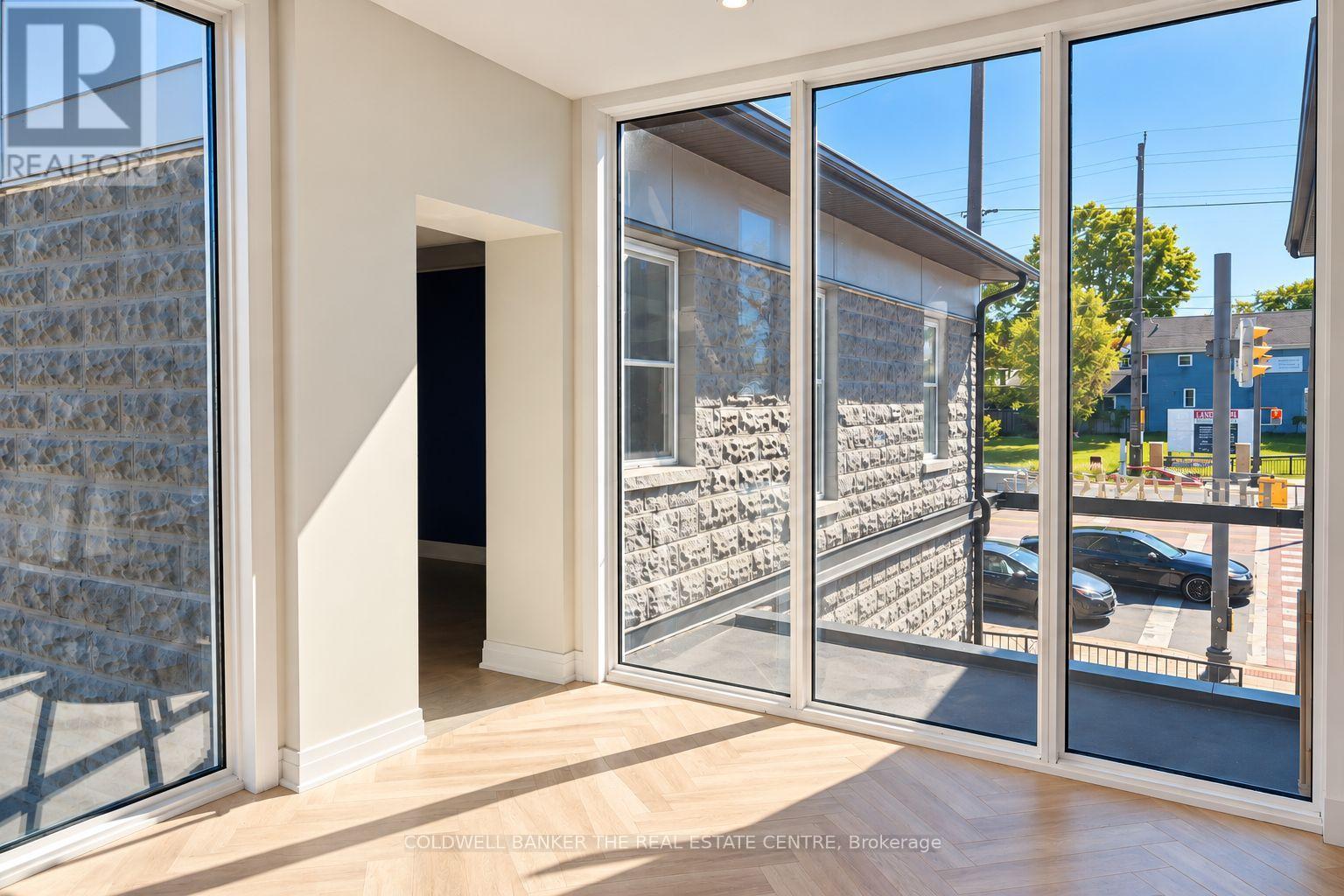 431 DAVIS DRIVE, Newmarket (Bristol-London) — photo 6