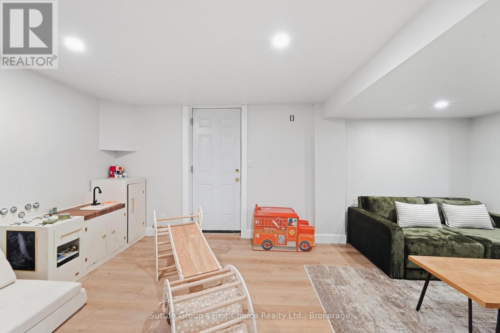 17 REGINA ROAD - 31