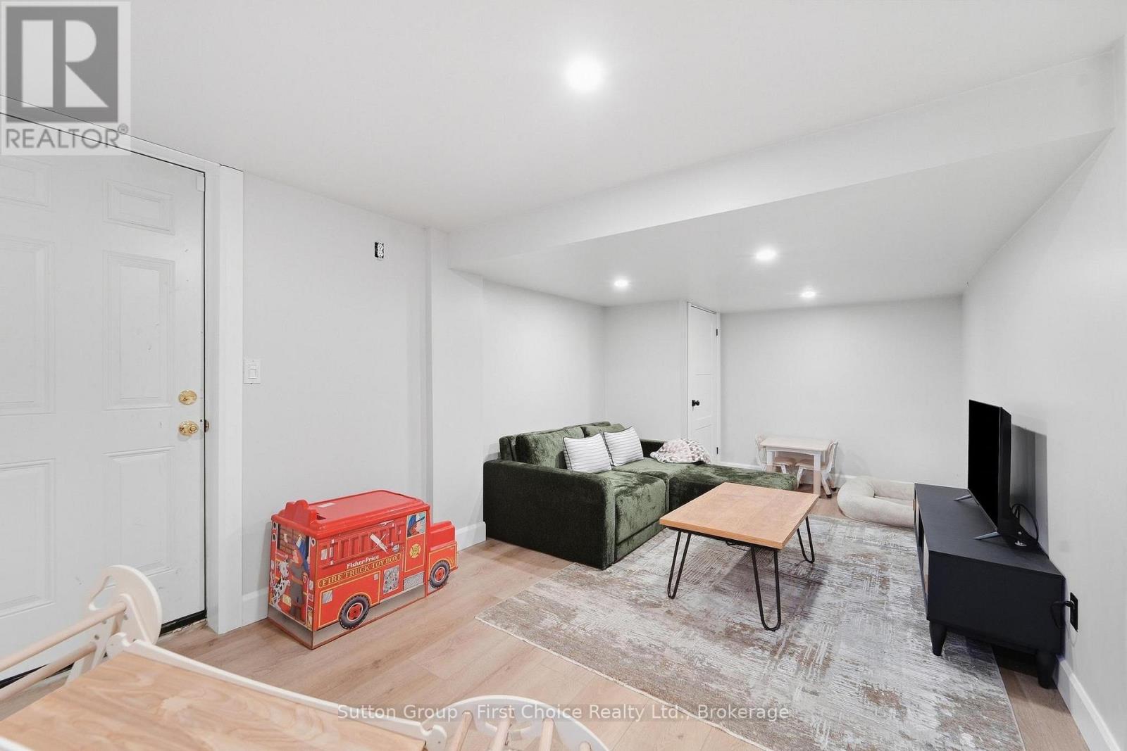 17 REGINA ROAD - Image 32