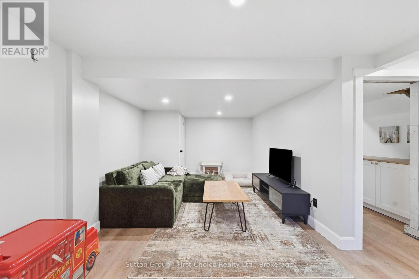 17 REGINA ROAD - Image 33