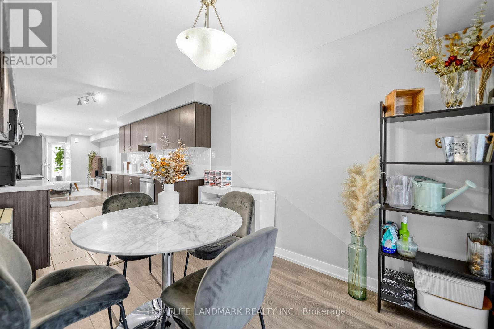 #251 60 PARROTTA DRIVE - 12