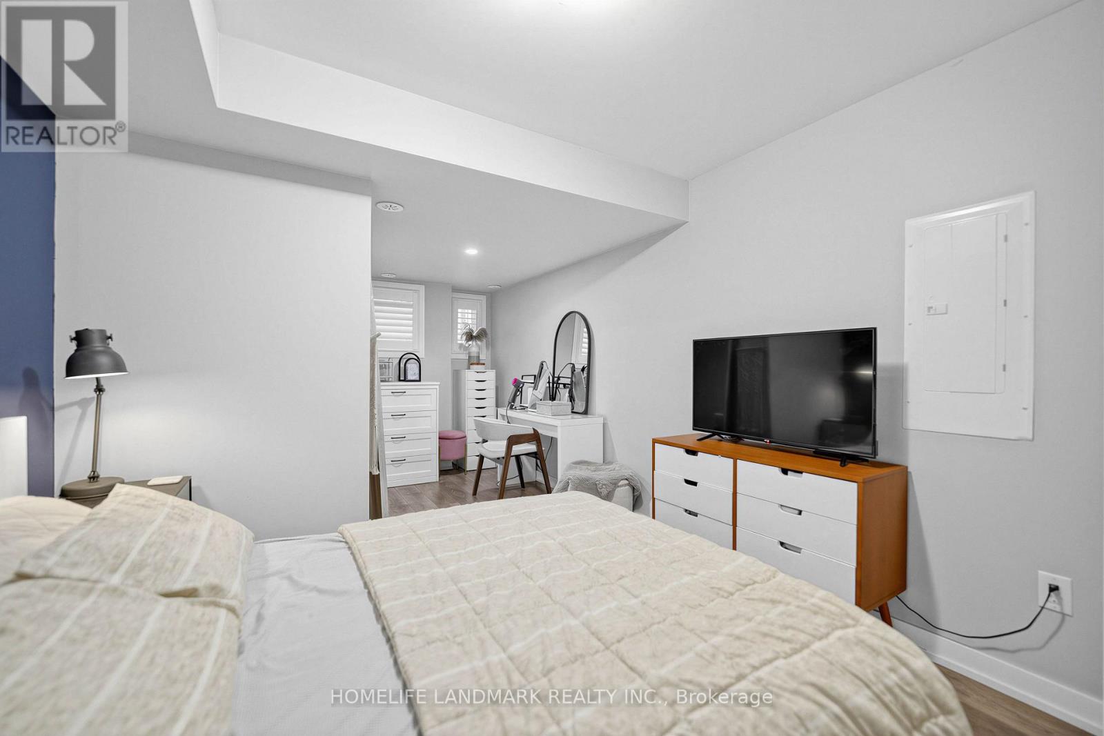 #251 60 PARROTTA DRIVE - 18