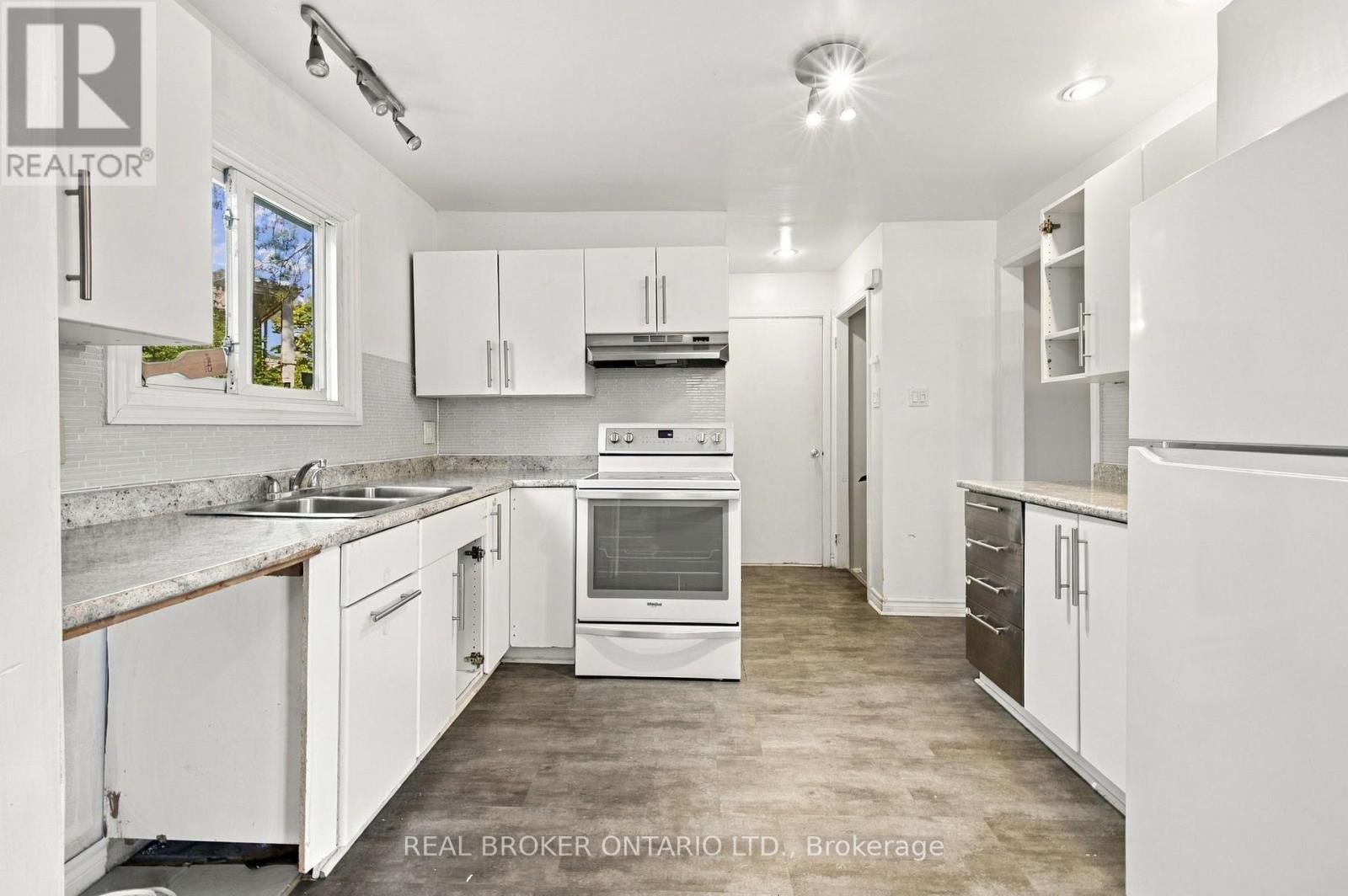 60 TYBALT CRESCENT - 11
