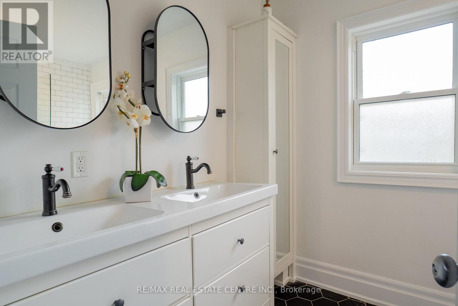 283 PLAINS ROAD W - 32
