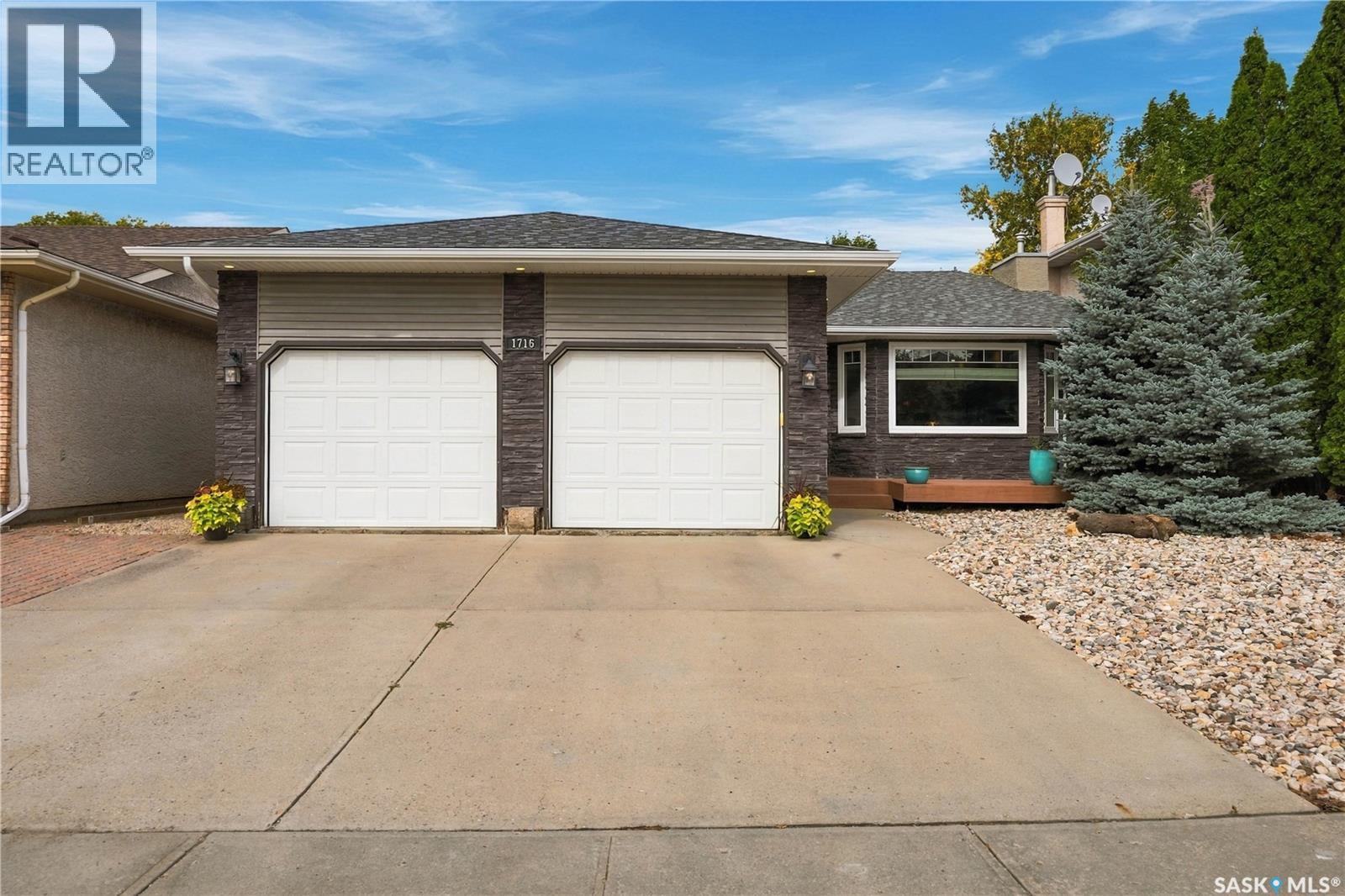 1716 CLIVE BAY E, Regina