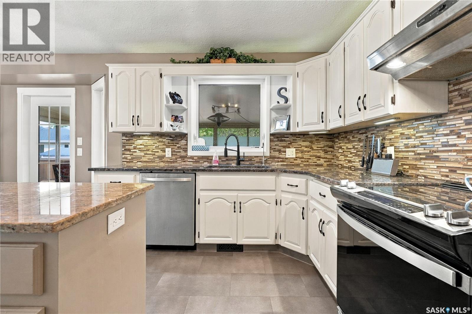 1716 CLIVE BAY E, Regina — photo 16