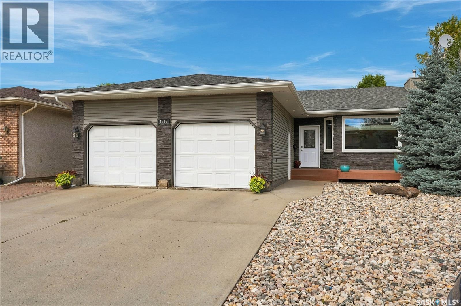 1716 CLIVE BAY E, Regina — photo 2
