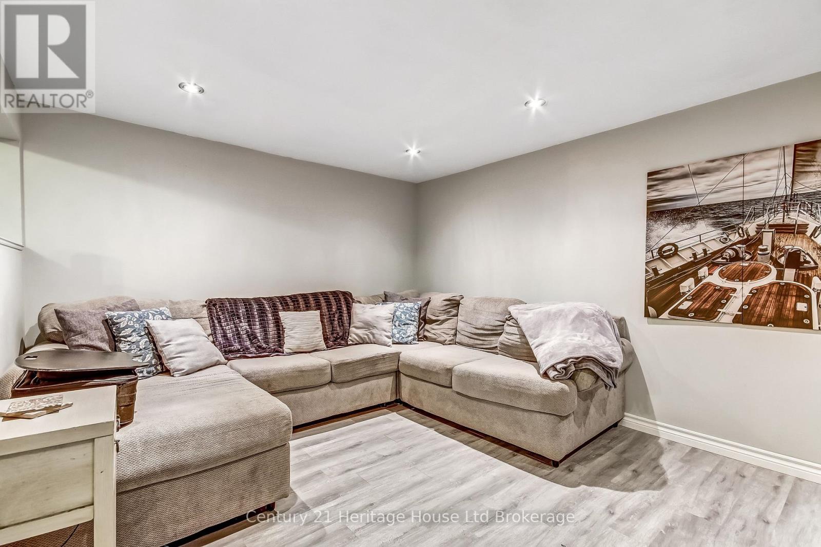 12 INNES PLACE - 12