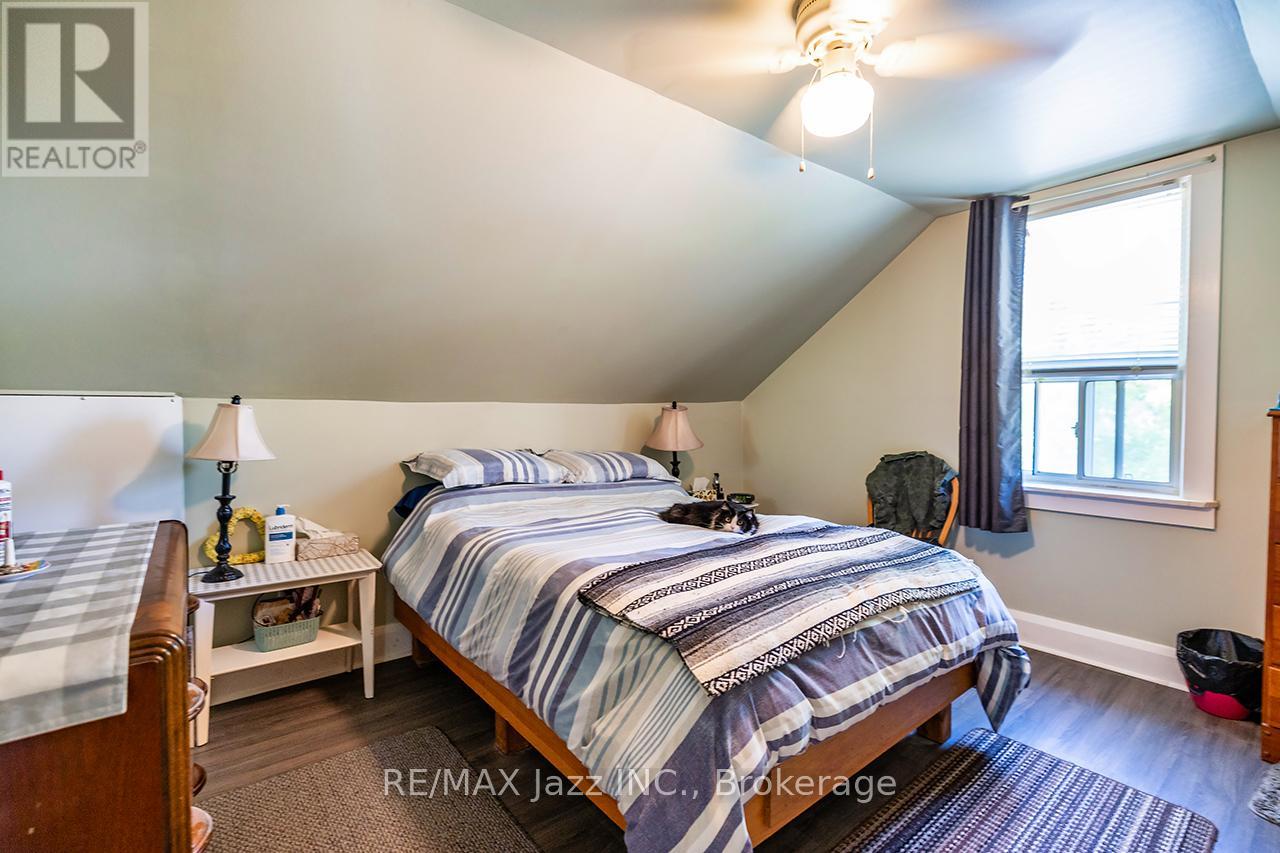 162 COLLEGE AVENUE - 17