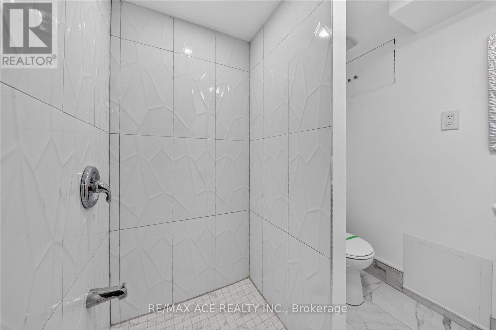 21 SIR RAYMOND DRIVE - 32