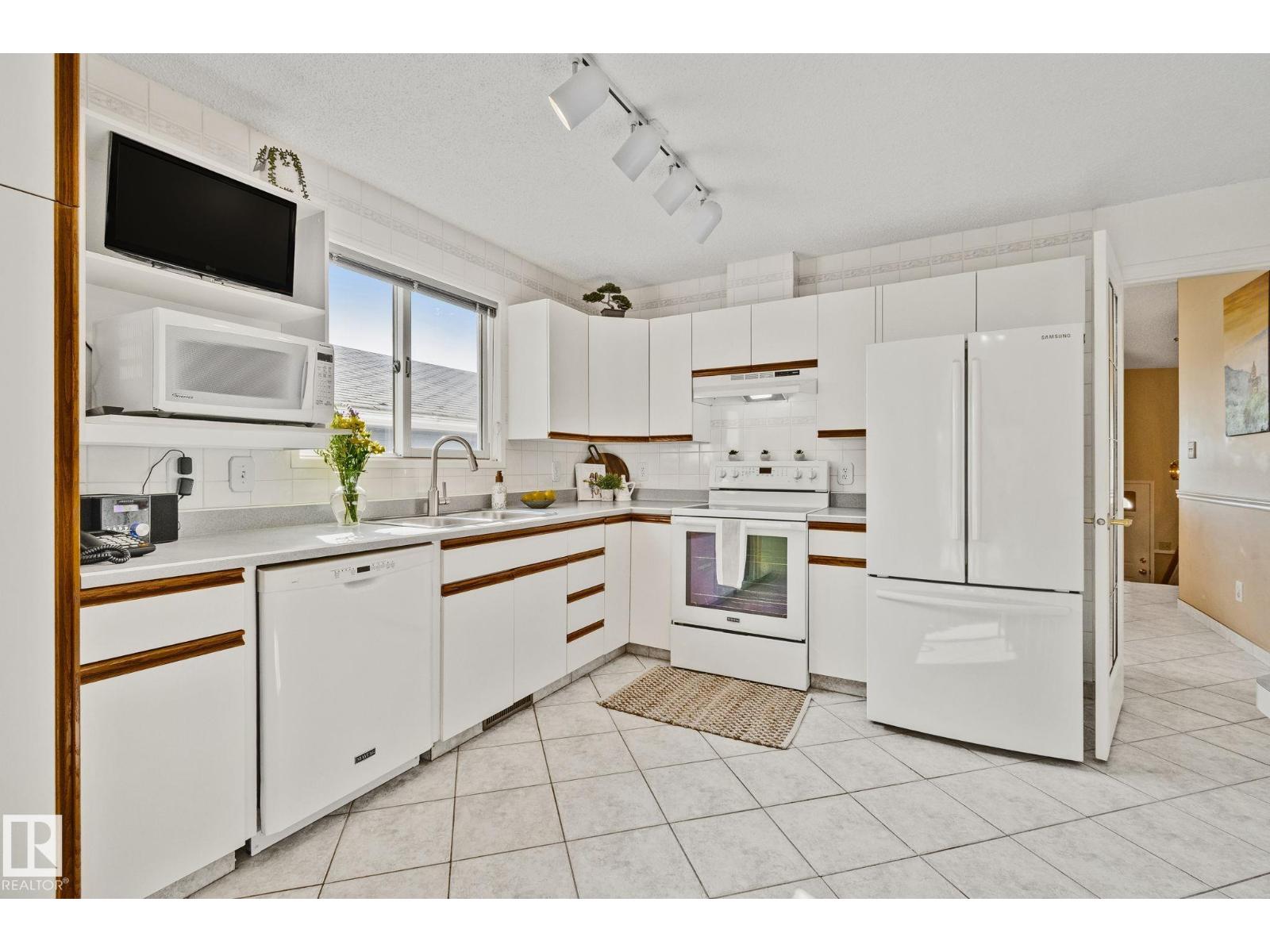 9532 175 AV NW - 7