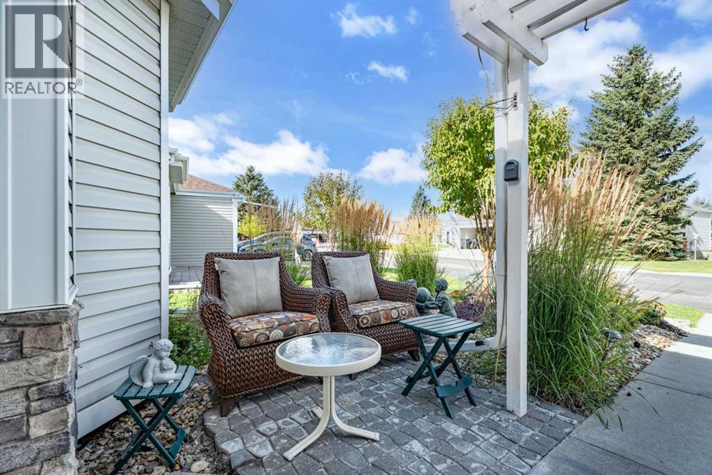 319 De Foras Close NW - photo 5