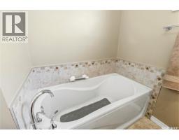 135 Broadway Avenue, Regina, SK S4N1B2 Photo 16