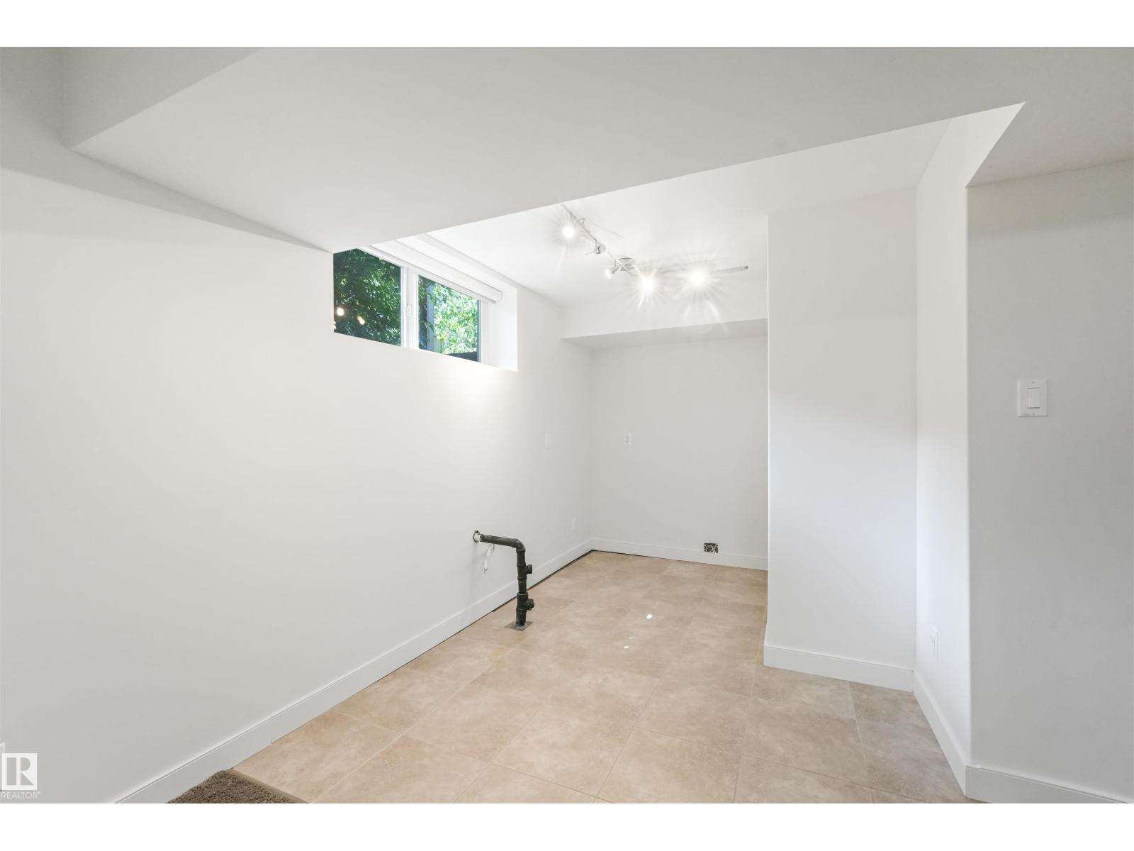 8212 148 ST NW - 38