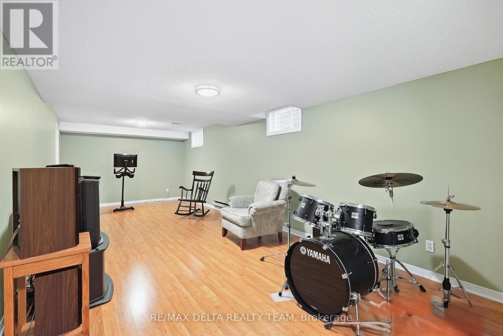 7004 NOTRE DAME STREET - 33