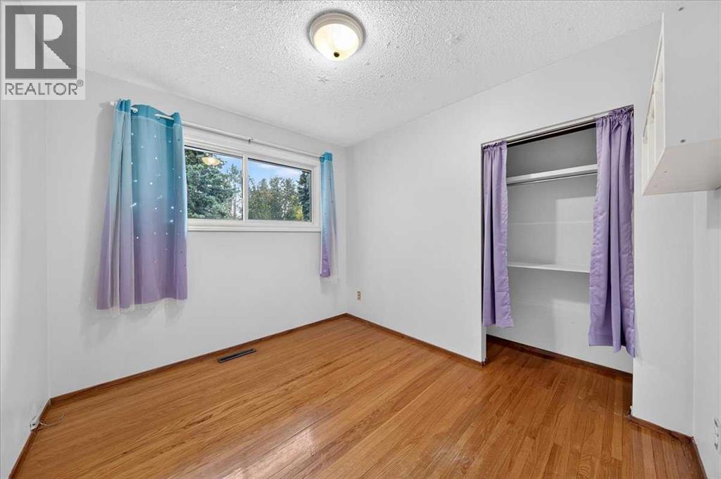 4831 48 Street NW - 16