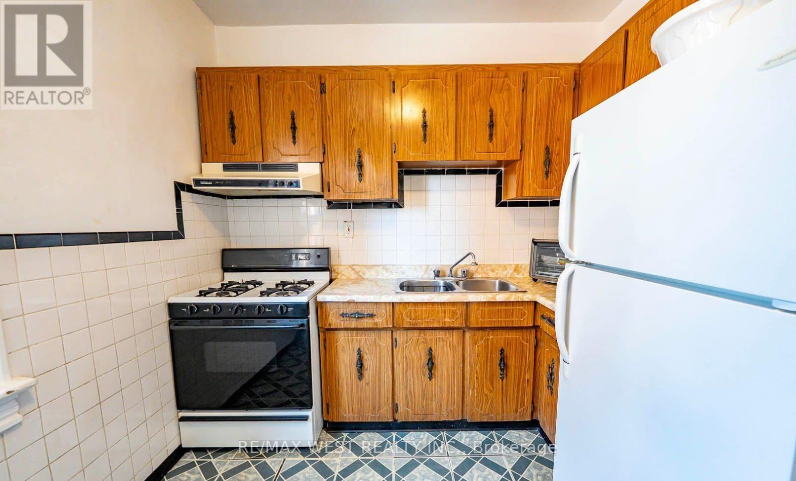 217 GLADSTONE AVENUE - 21