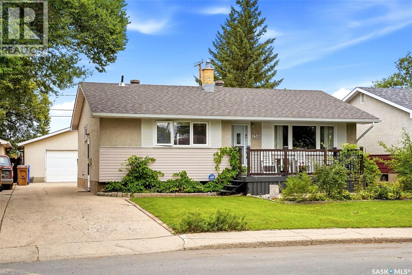 156 McCaul CRESCENT - 1