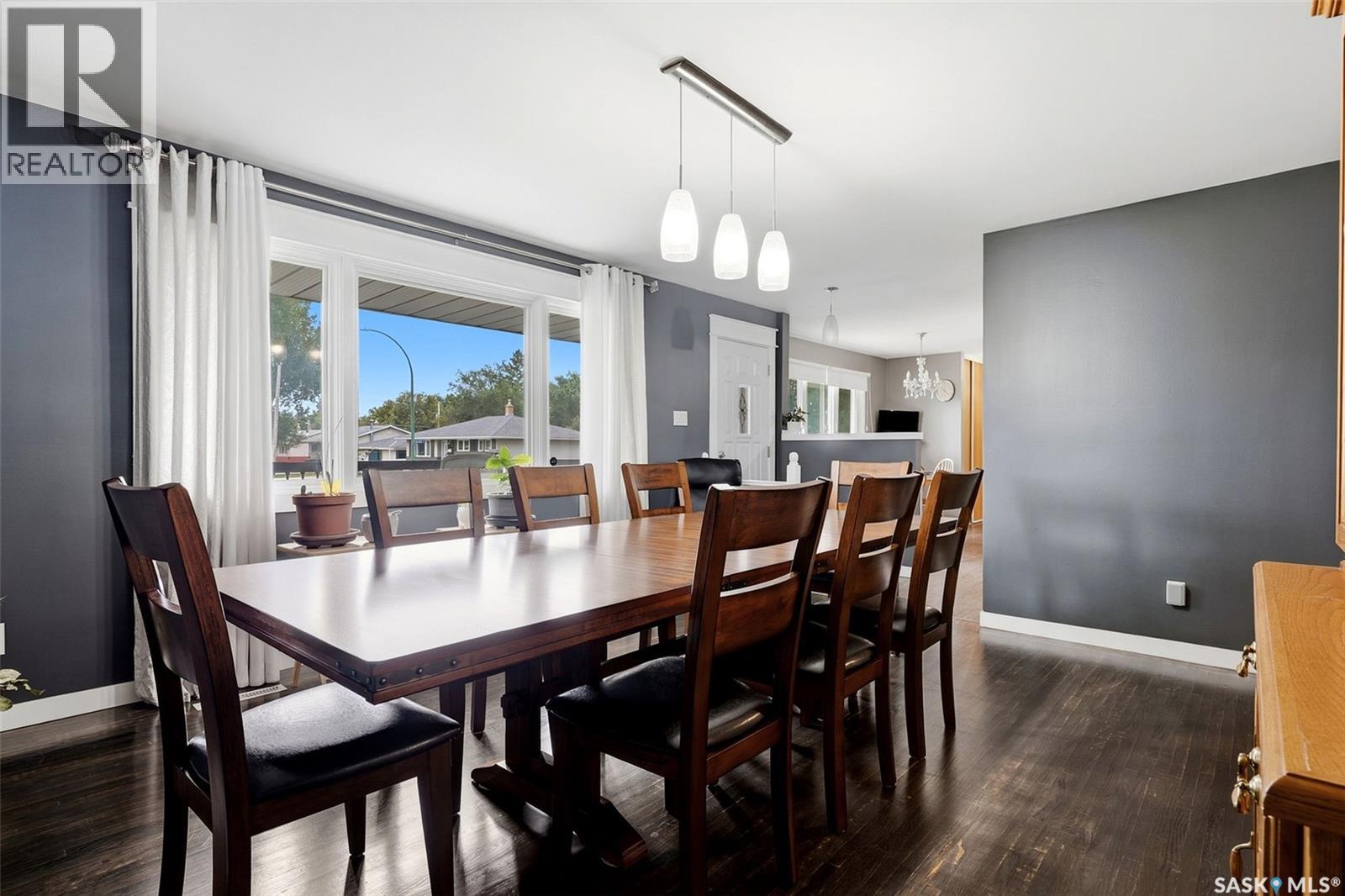 156 McCaul CRESCENT - 2