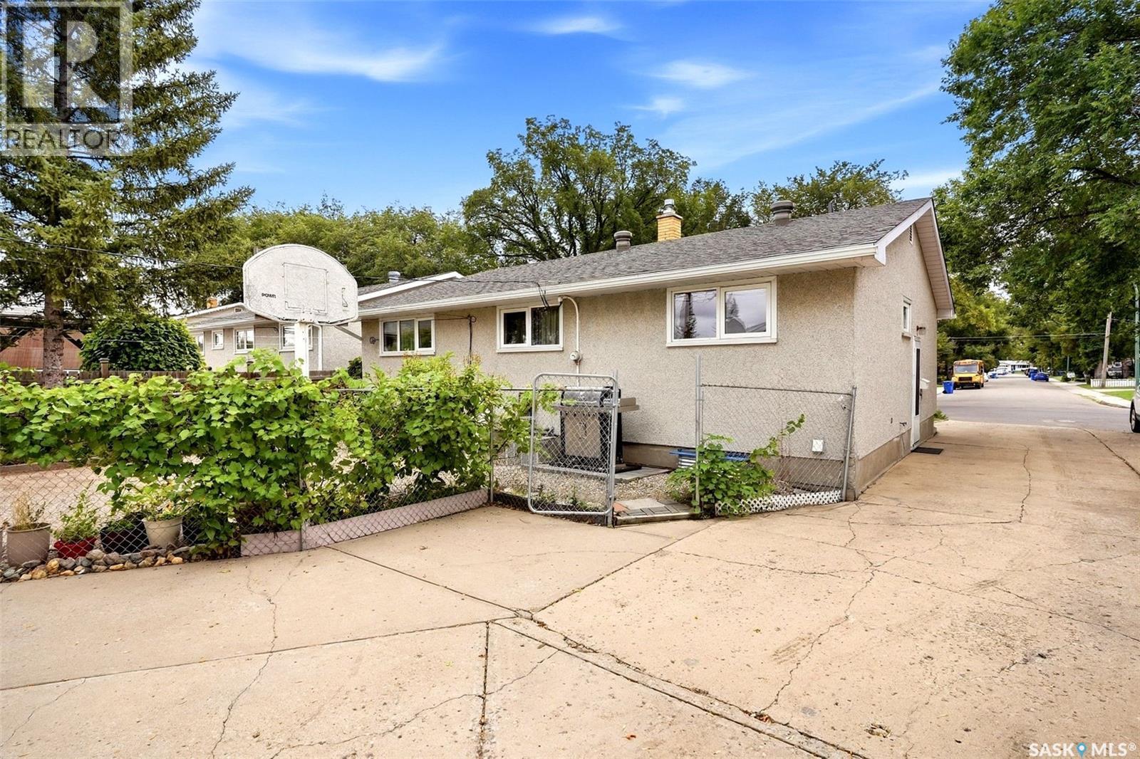 156 McCaul CRESCENT - 24