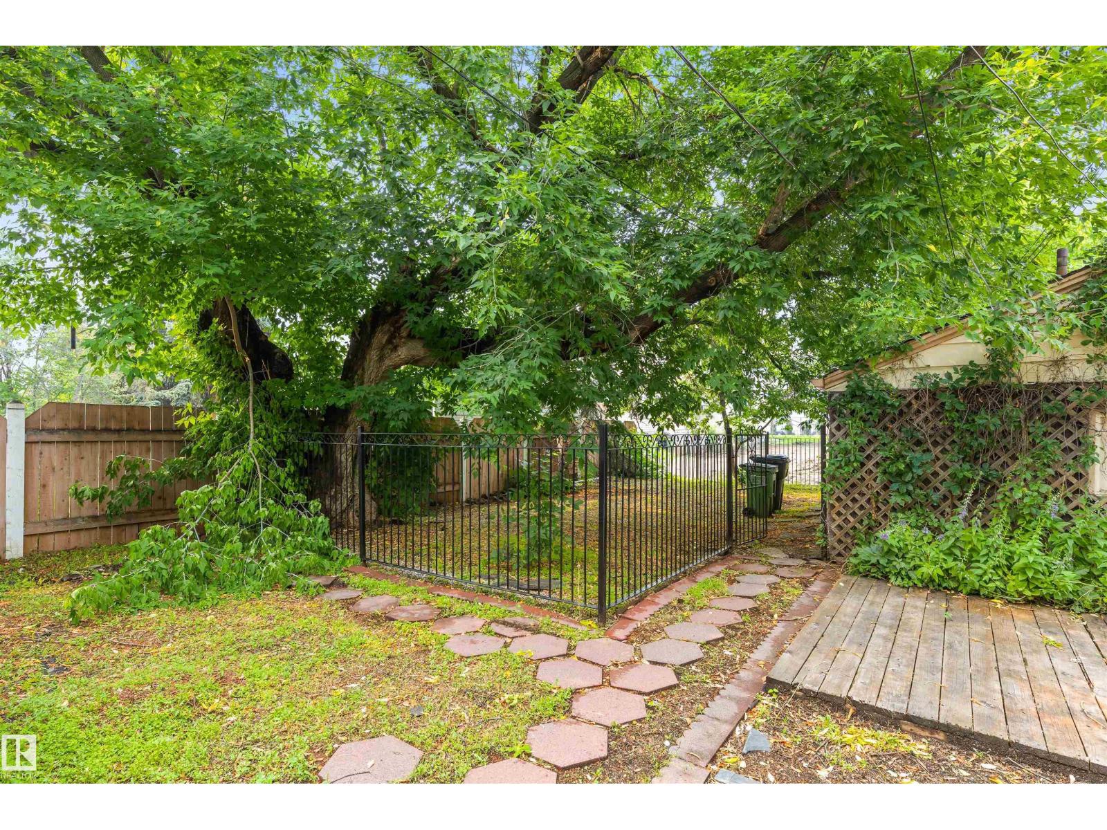 11230 75 AV NW - 42