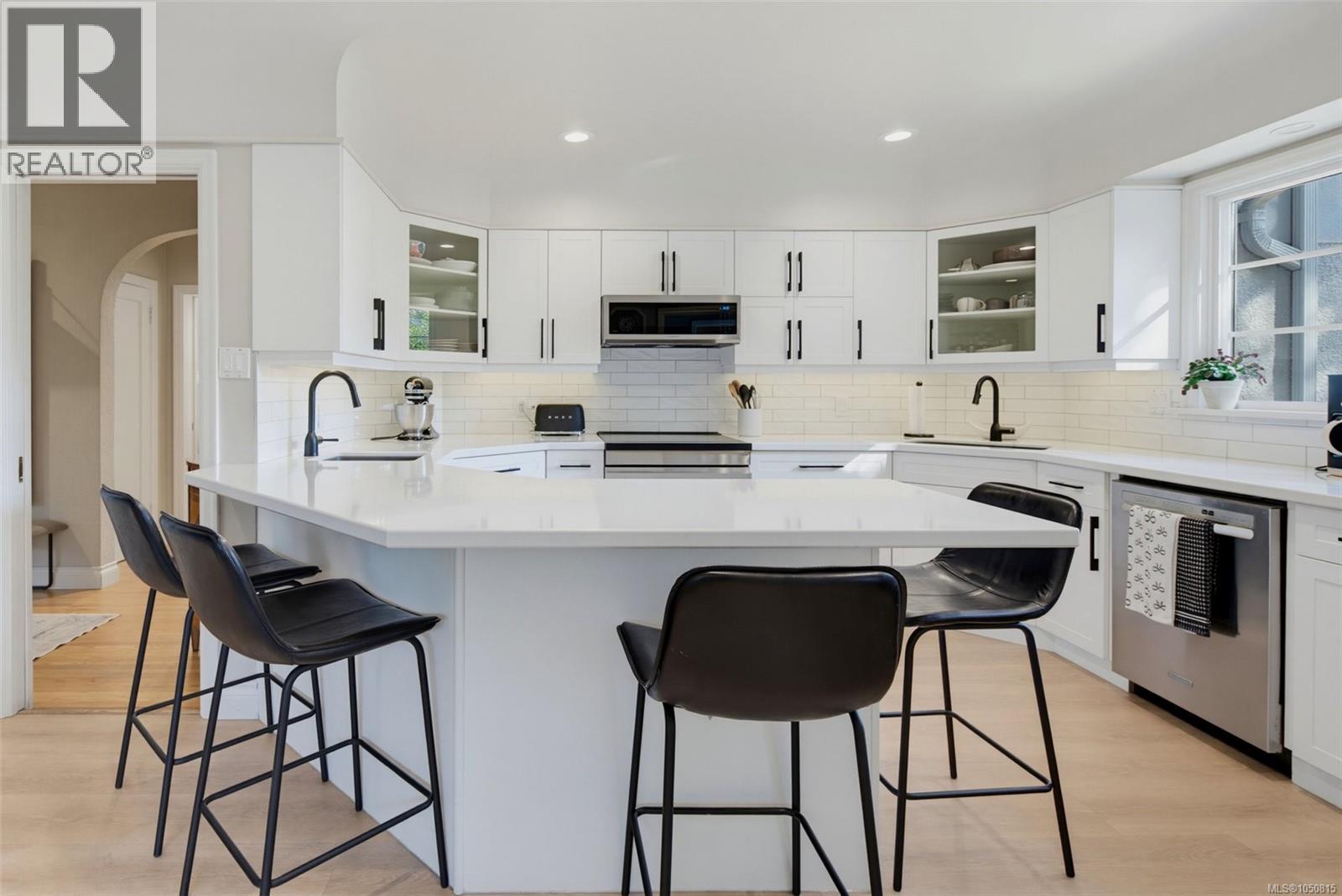  943 Linkleas Avenue, Oak Bay