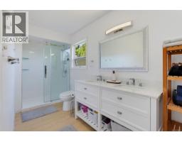 943 Linkleas Ave, Oak Bay, BC V8S5C4 Photo 45