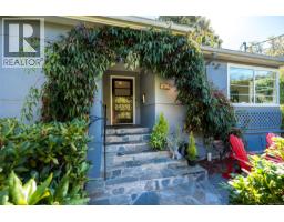 Kitchen - 943 Linkleas Ave, Oak Bay, BC V8S5C4 Photo 6