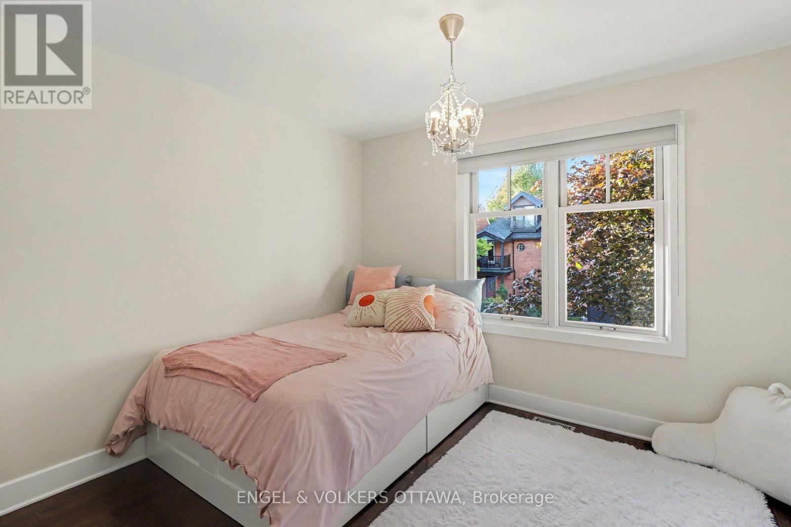 26 MELGUND AVENUE - 27