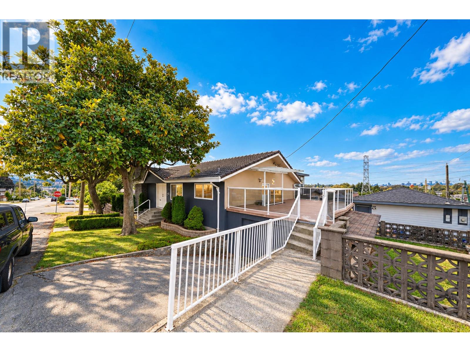 775 ESMOND Avenue, Burnaby, British Columbia, V5C4K4, Burnaby, British Columbia — photo 4 of 5