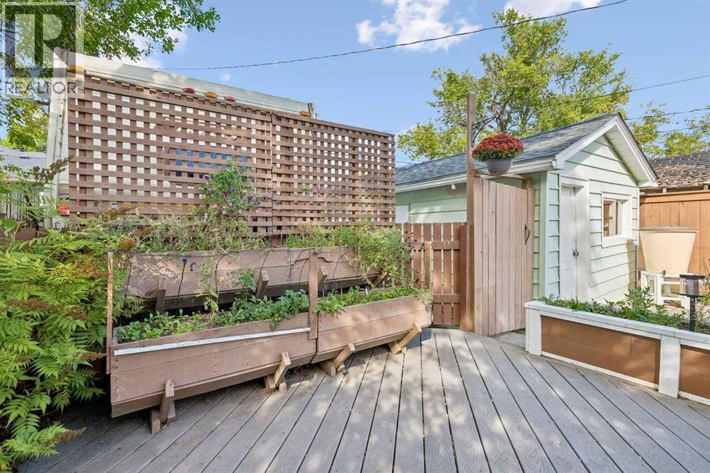 708 18 Avenue NW - photo 39