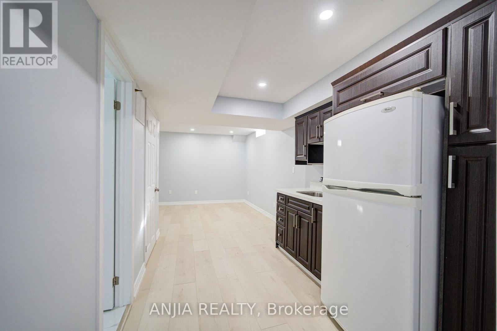 28 GRANDWOOD AVENUE - 35
