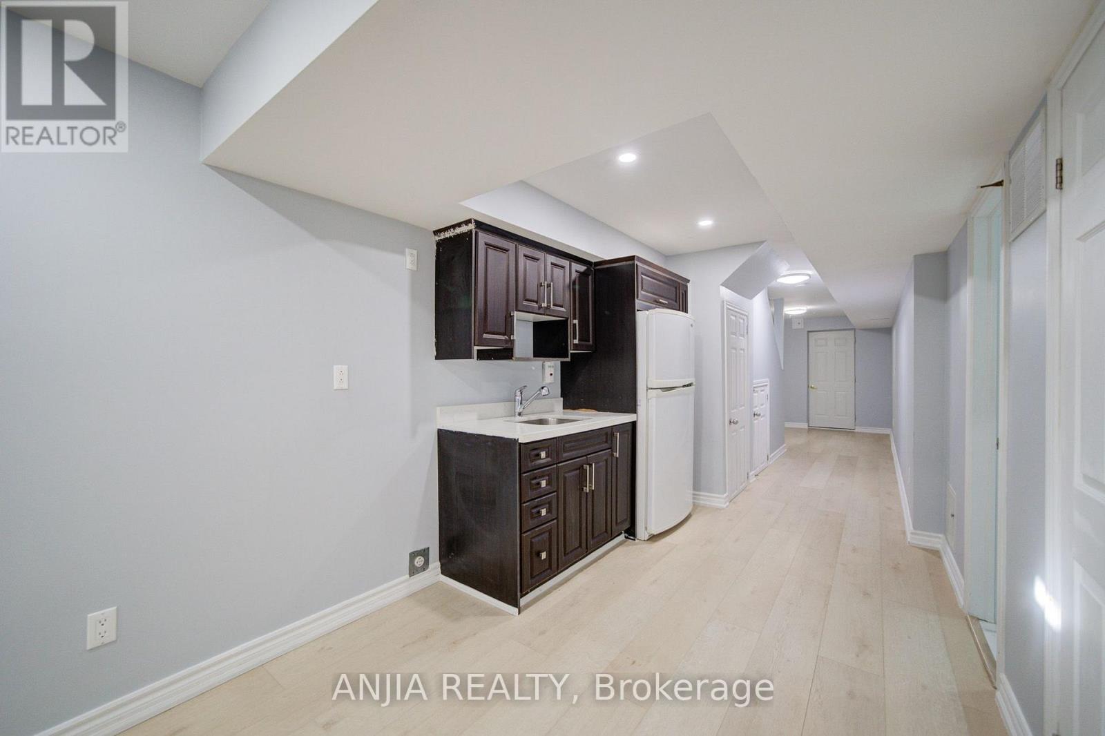 28 GRANDWOOD AVENUE - 36