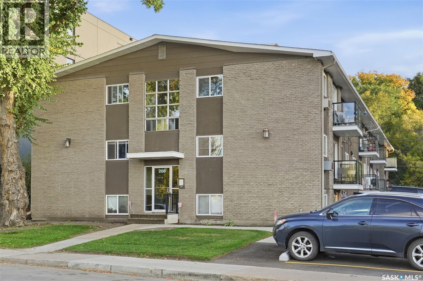 204 208 Saskatchewan CRESCENT E, Saskatoon — photo 2