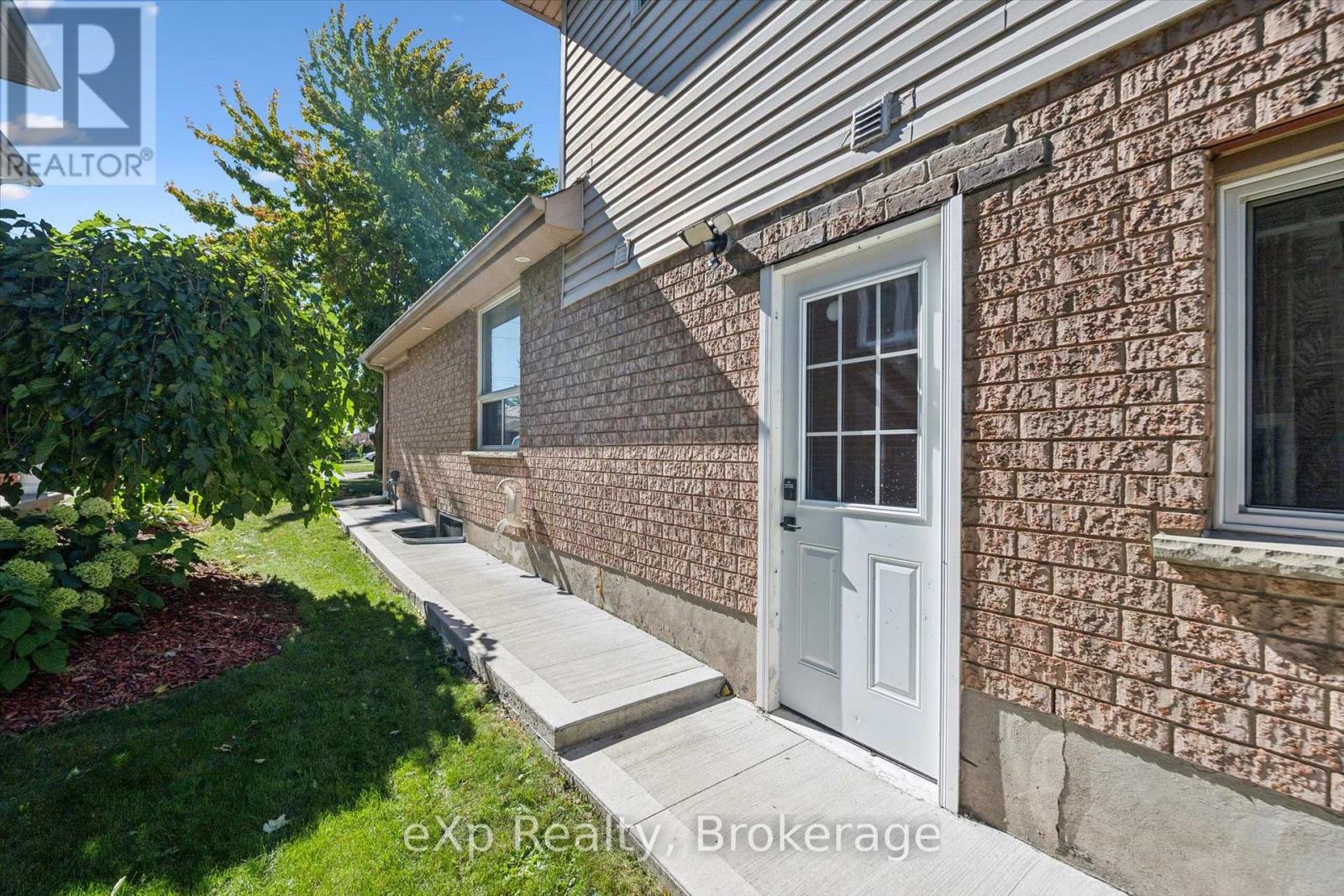 148 CLAIRFIELDS DRIVE W - Image 27