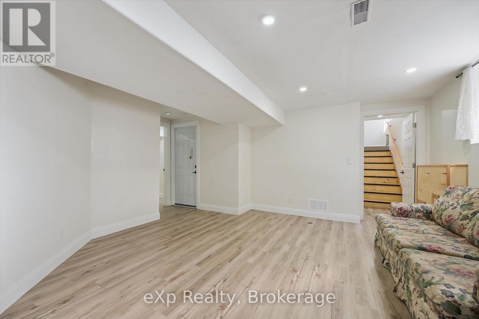 148 CLAIRFIELDS DRIVE W - Image 31