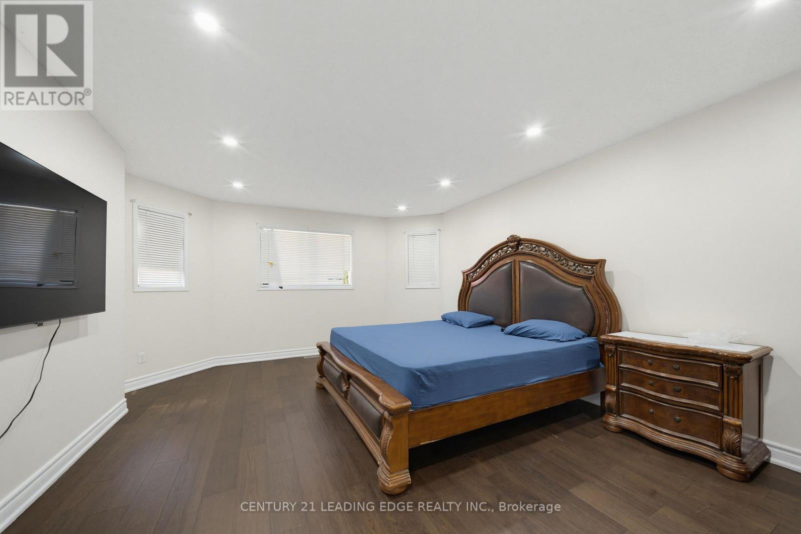 2353 WILDWOOD CRESCENT - 23