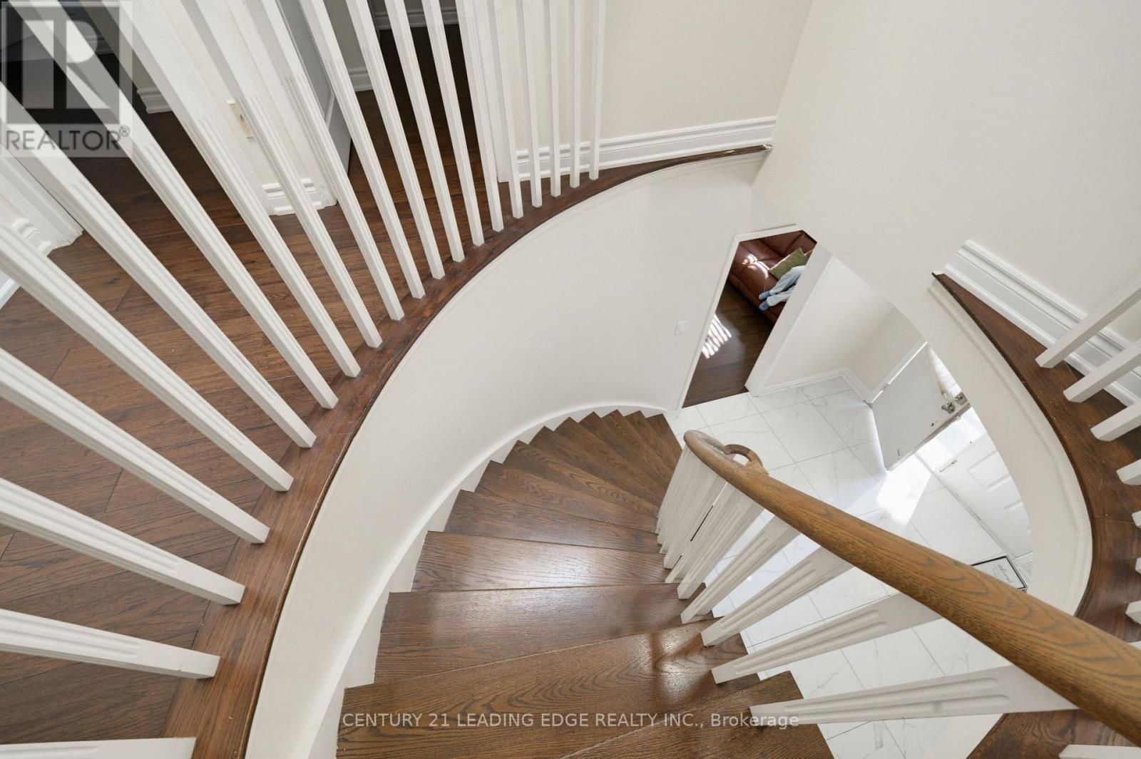 2353 WILDWOOD CRESCENT - 34