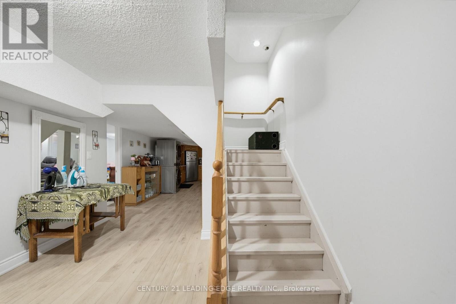 2353 WILDWOOD CRESCENT - 35