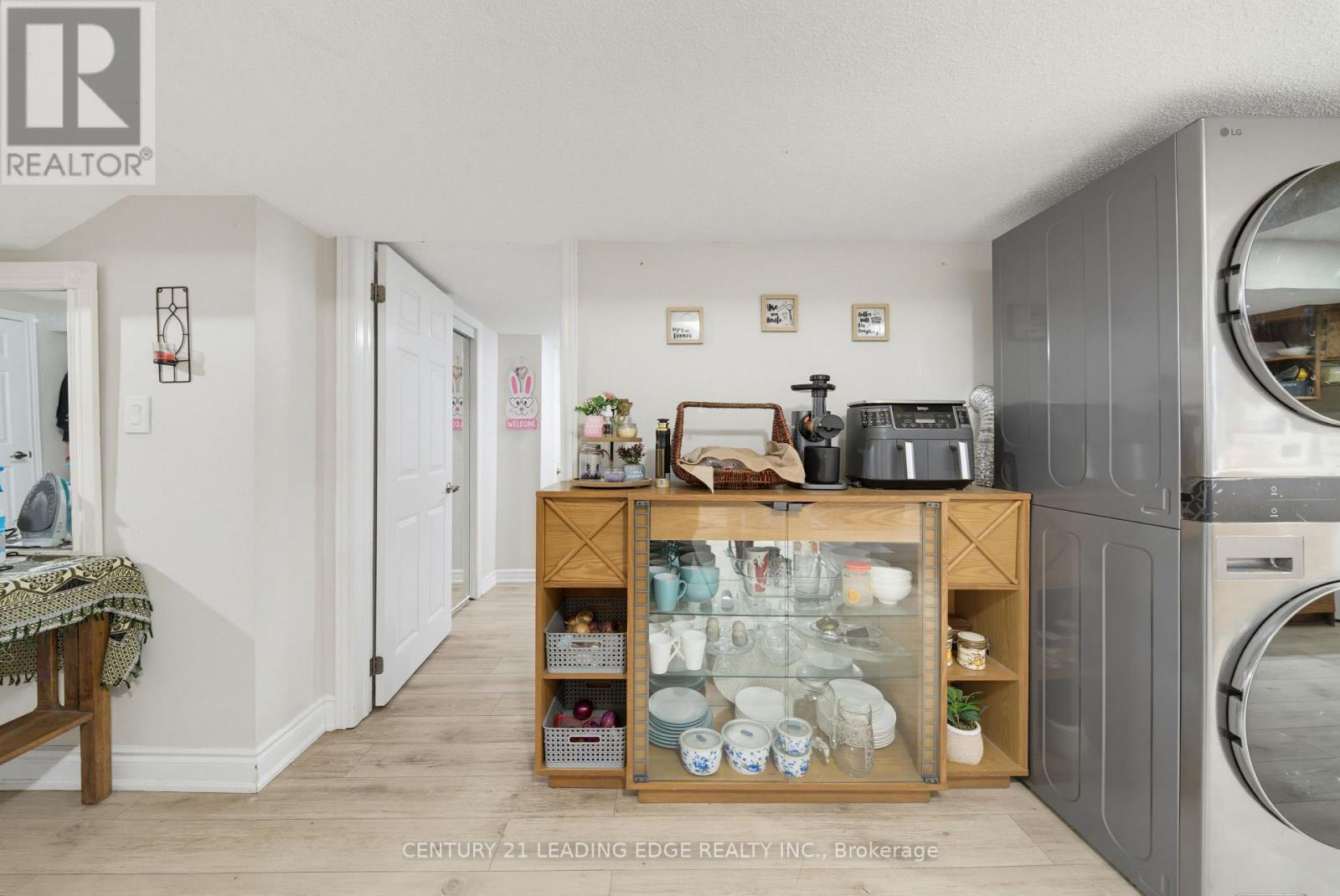 2353 WILDWOOD CRESCENT - 37