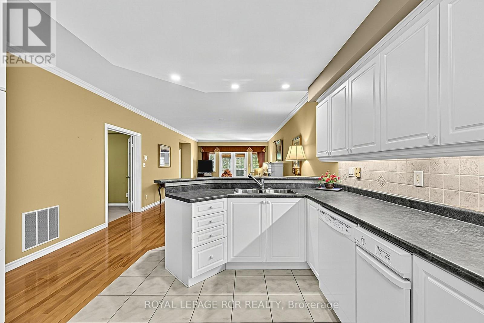 #11 520 SILKEN LAUMANN DRIVE - 17