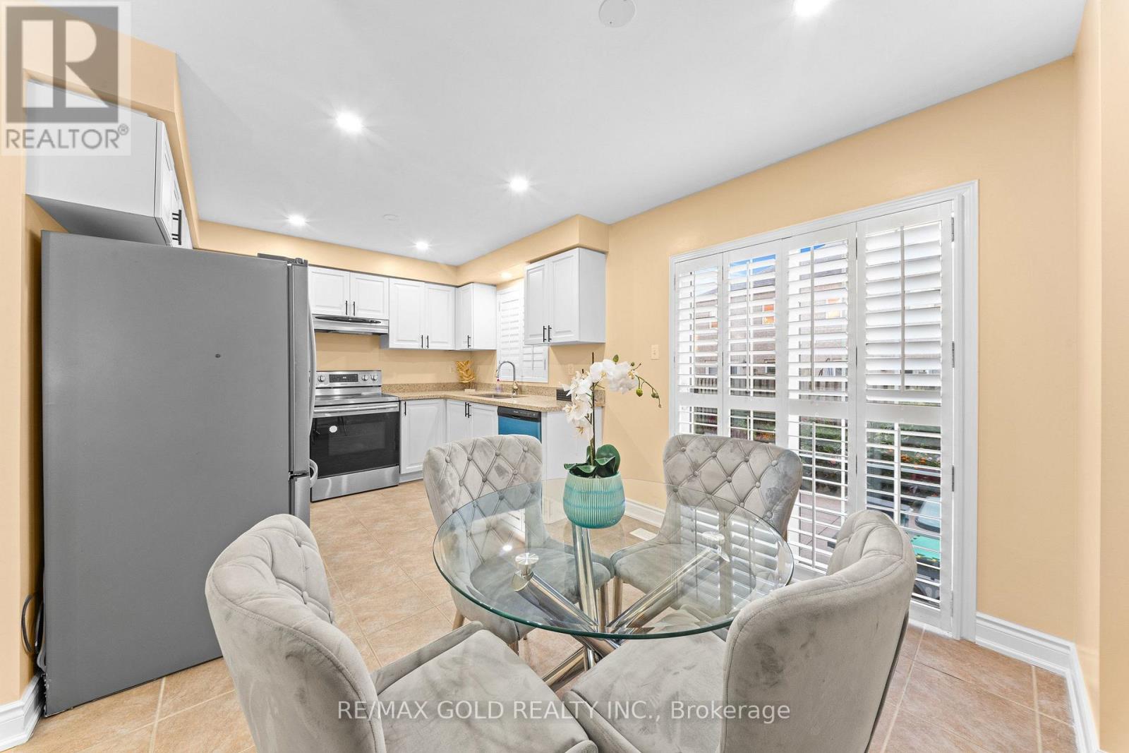 Photo of 107 CRYSTALVIEW CRESCENT