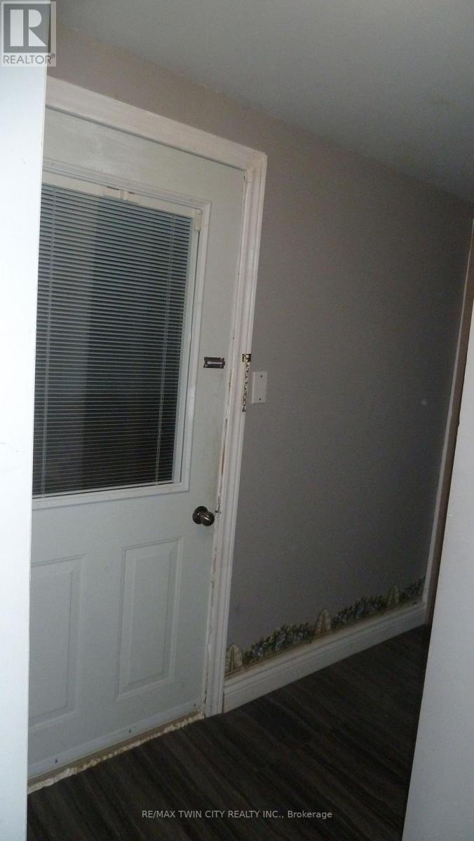 #4 647 ALBERT STREET - 30