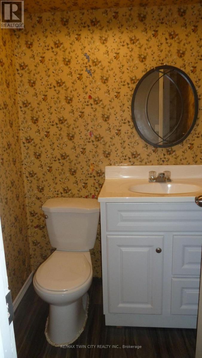 #4 647 ALBERT STREET - 34
