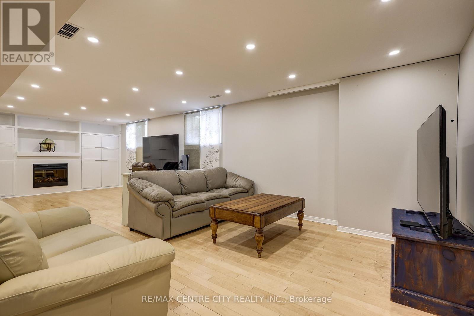 24 SCHREYER DRIVE - 31