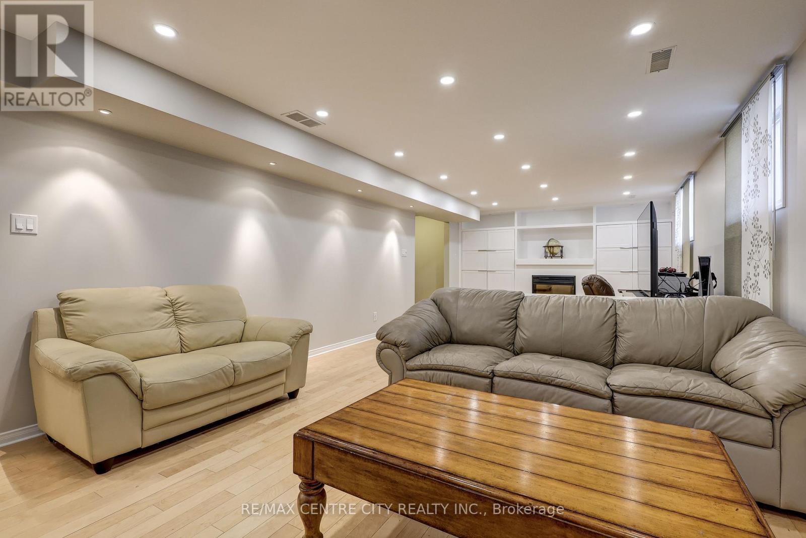24 SCHREYER DRIVE - 32