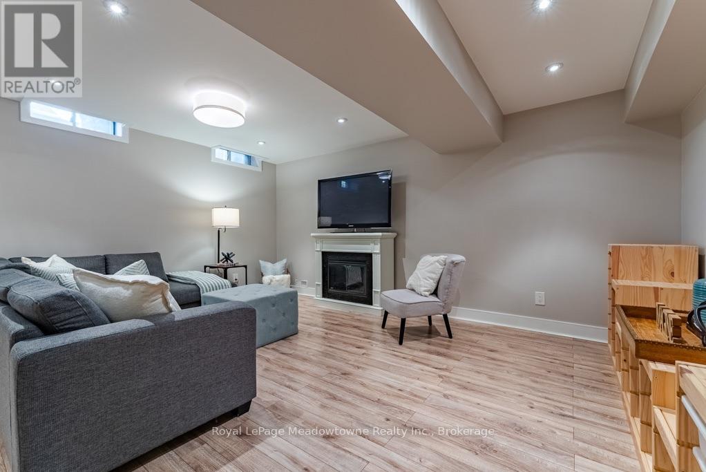 407 BAVERSTOCK CRESCENT - 34
