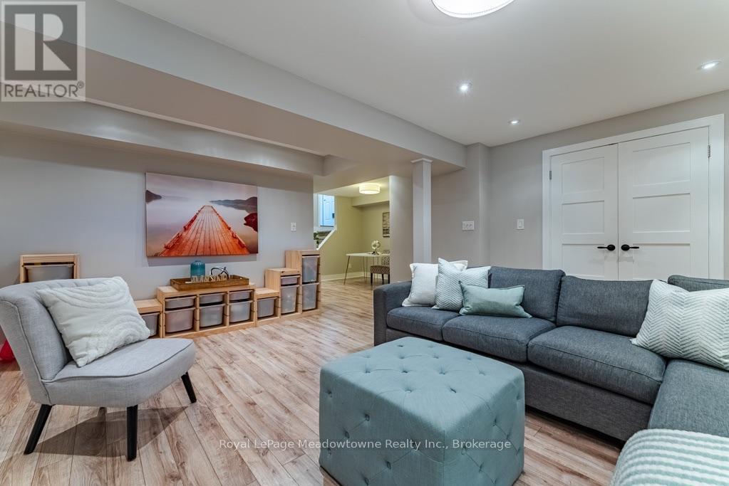 407 BAVERSTOCK CRESCENT - 36