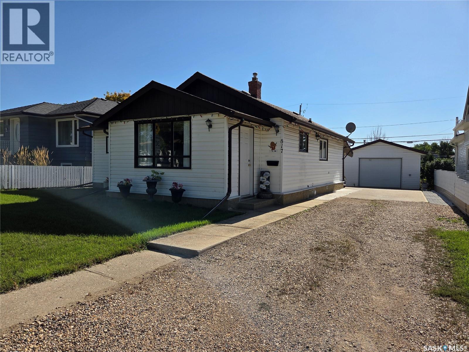 817 Stadacona STREET E, Moose Jaw — photo 2