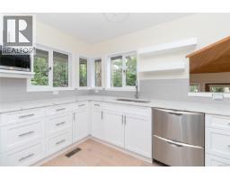 2745 Green Vale Ave, Saanich, BC V8N1S3 Photo 15